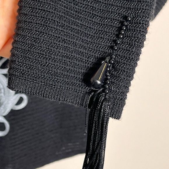 VINTAGE BLOOMINGDALE’S black/gray tassel & appliqué ribbed cardigan size medium - Picture 4 of 6